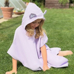 Kinderponcho mit Kapuze und lila Ohren