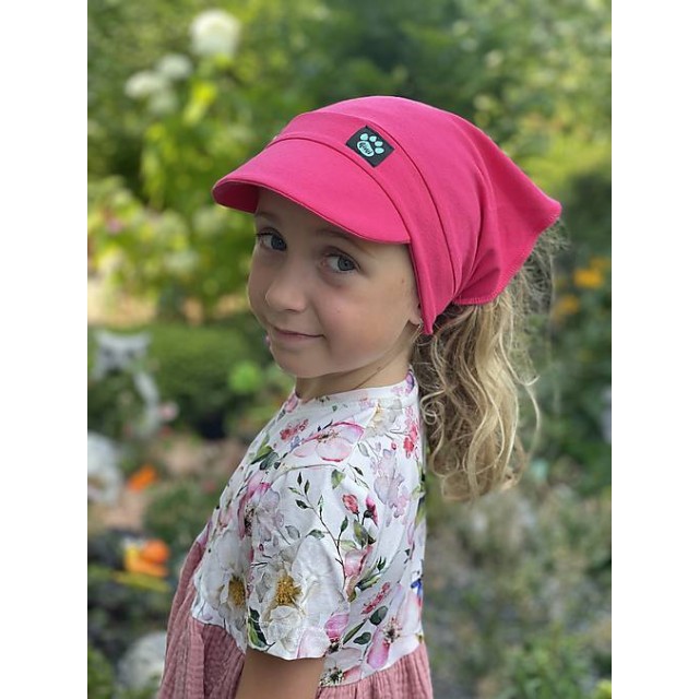 Kindermütze mit Schirm in Zykamenrot